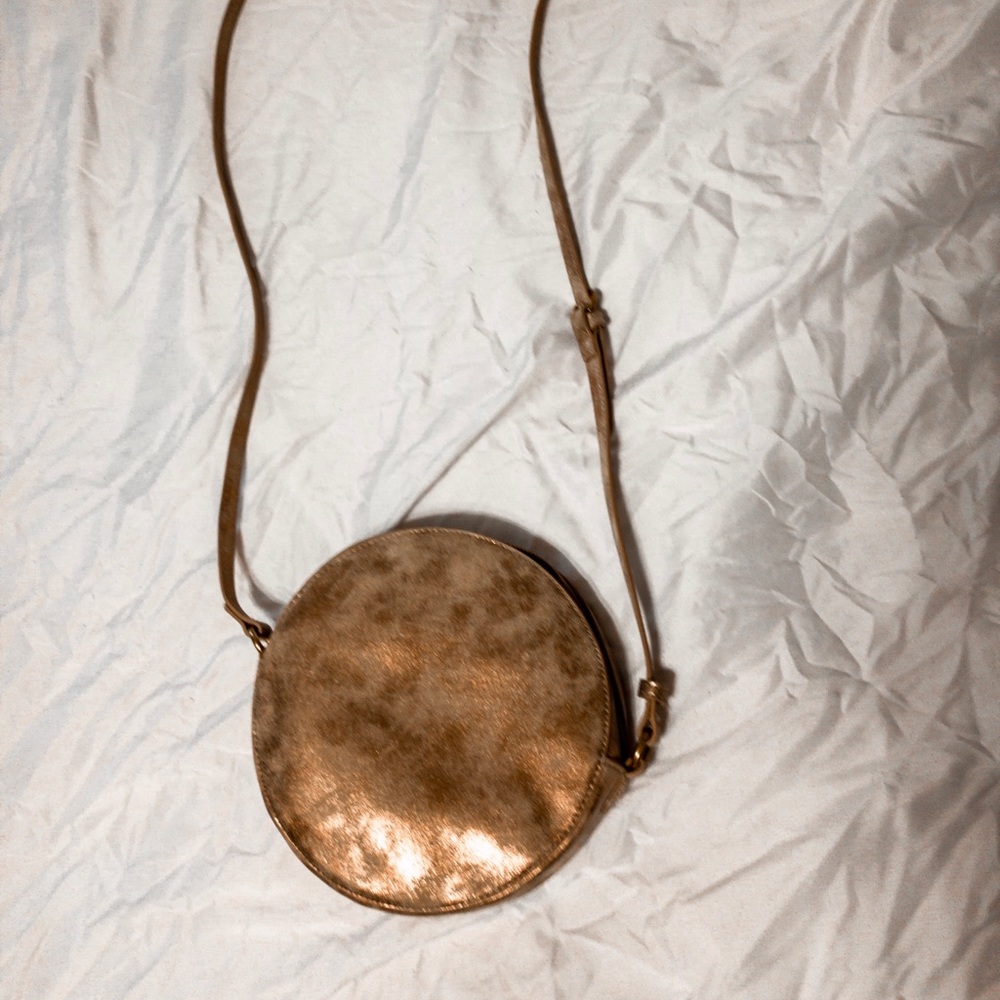 Round crossbody